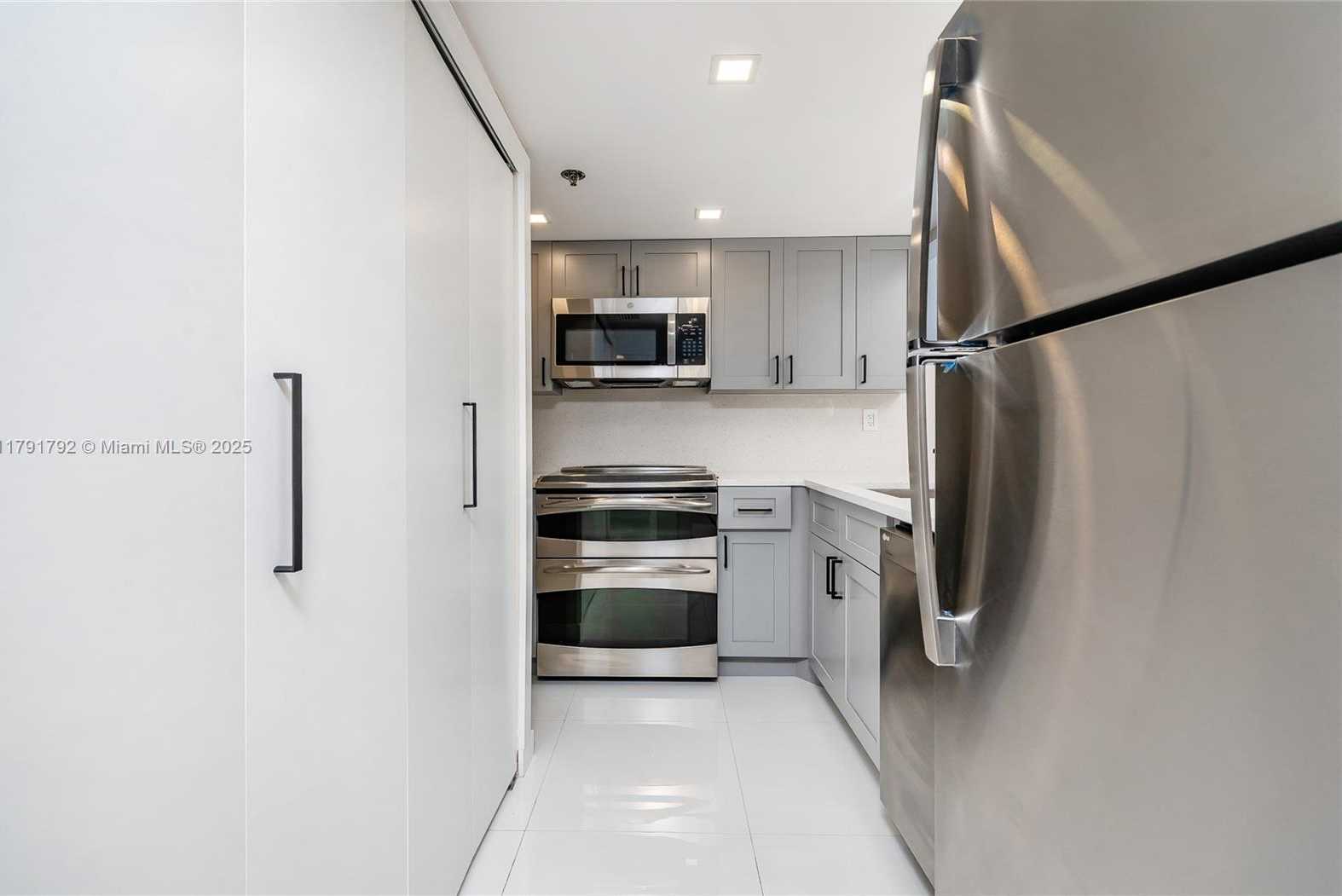 Small Image of 540 BRICKELL KEY DR #905, Miami Number 20
