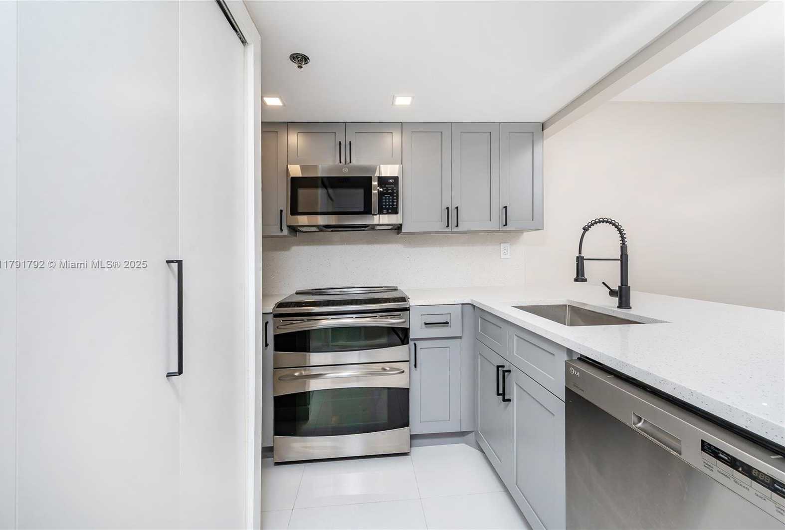 Small Image of 540 BRICKELL KEY DR #905, Miami Number 21