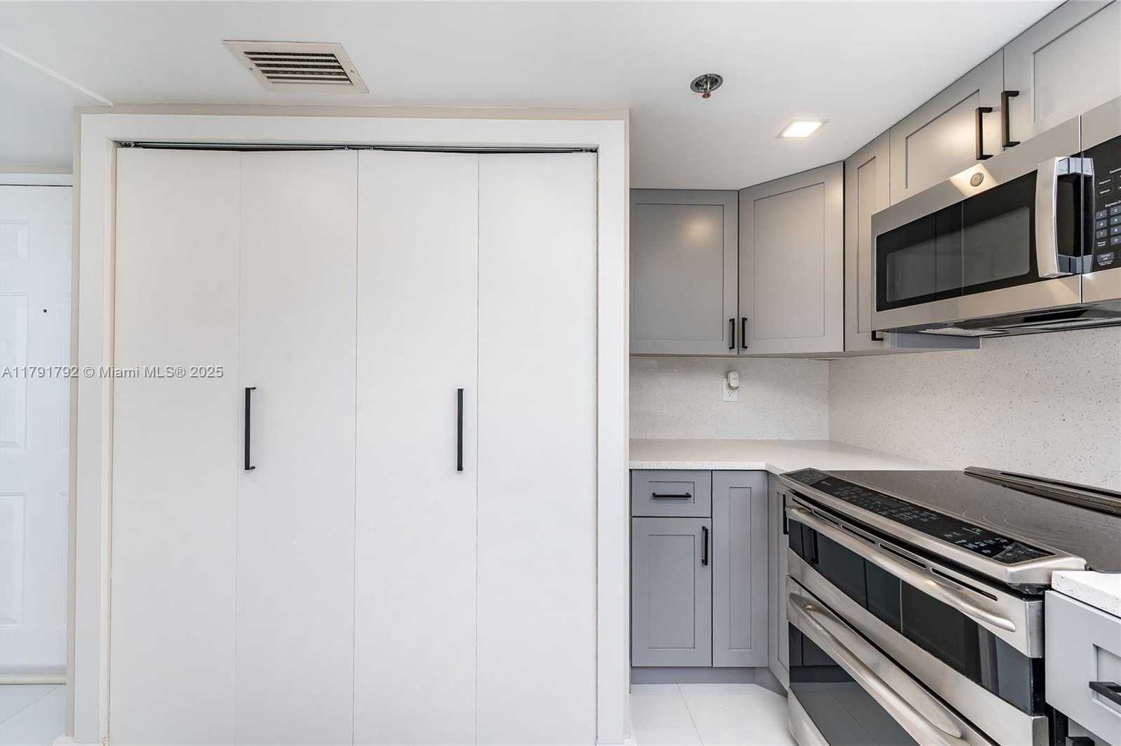 Small Image of 540 BRICKELL KEY DR #905, Miami Number 23