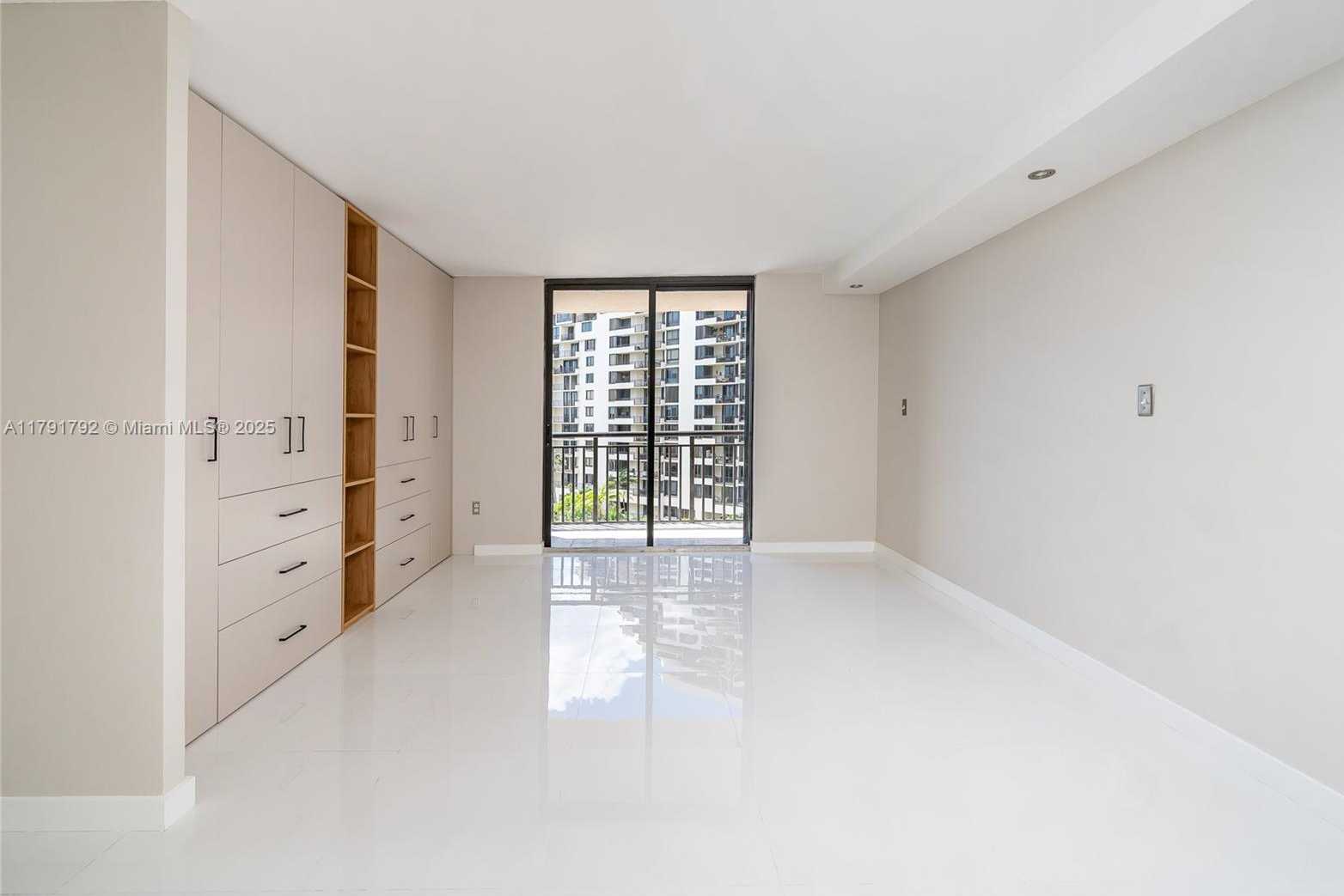 Small Image of 540 BRICKELL KEY DR #905, Miami Number 25