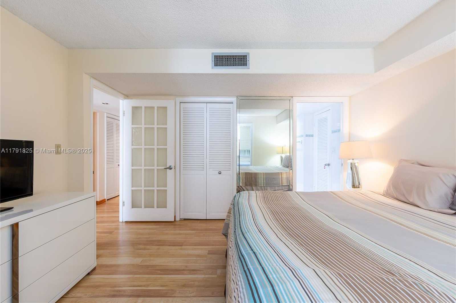 Small Image of 6039 COLLINS AVE #1112, Miami Beach Number 13