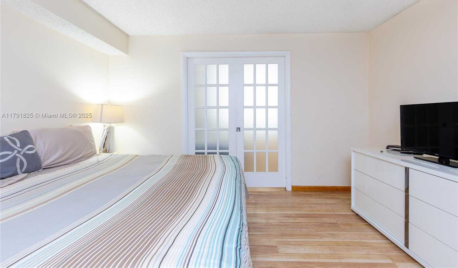 Small Image of 6039 COLLINS AVE #1112, Miami Beach Number 15