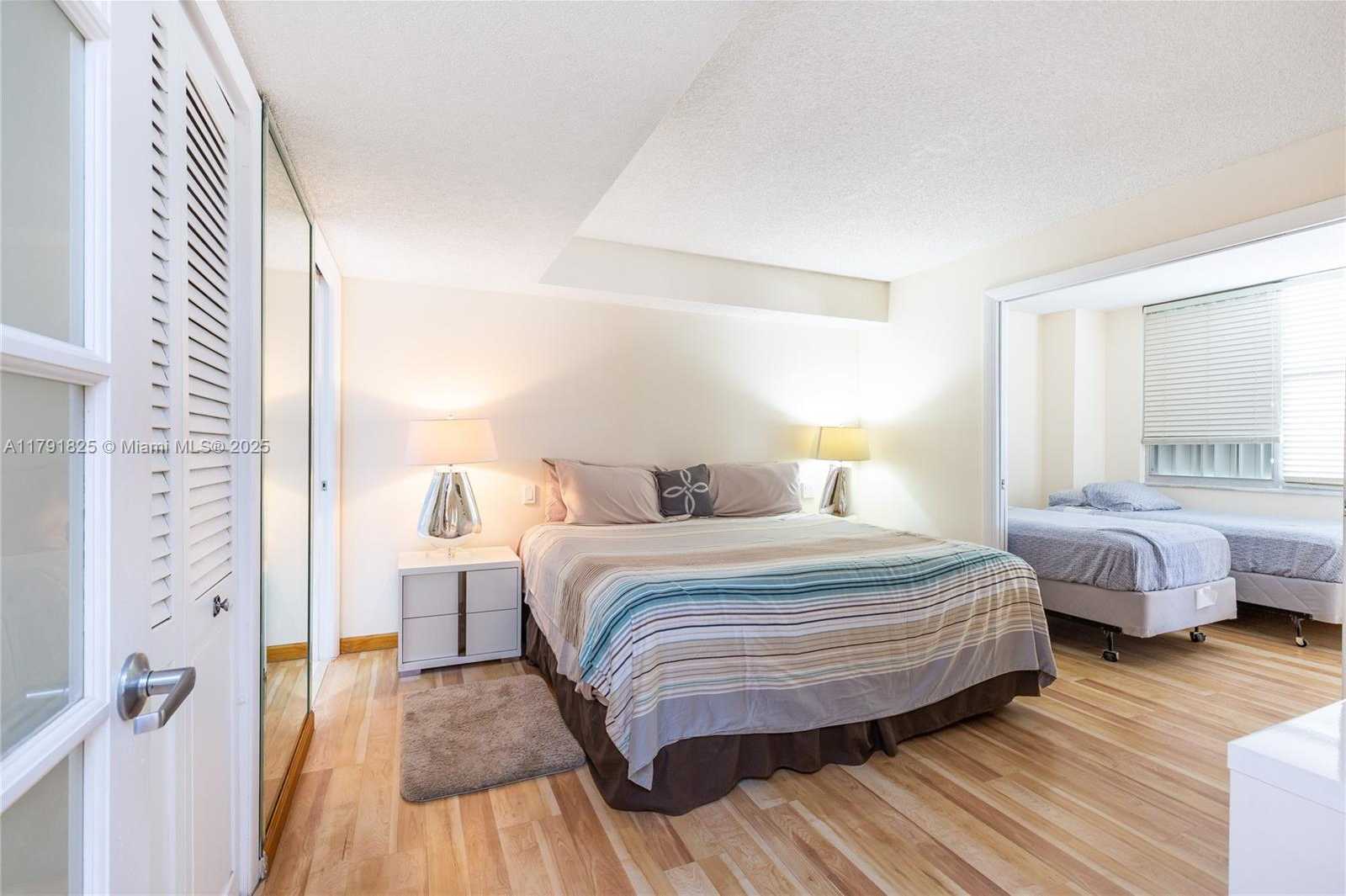 Small Image of 6039 COLLINS AVE #1112, Miami Beach Number 16