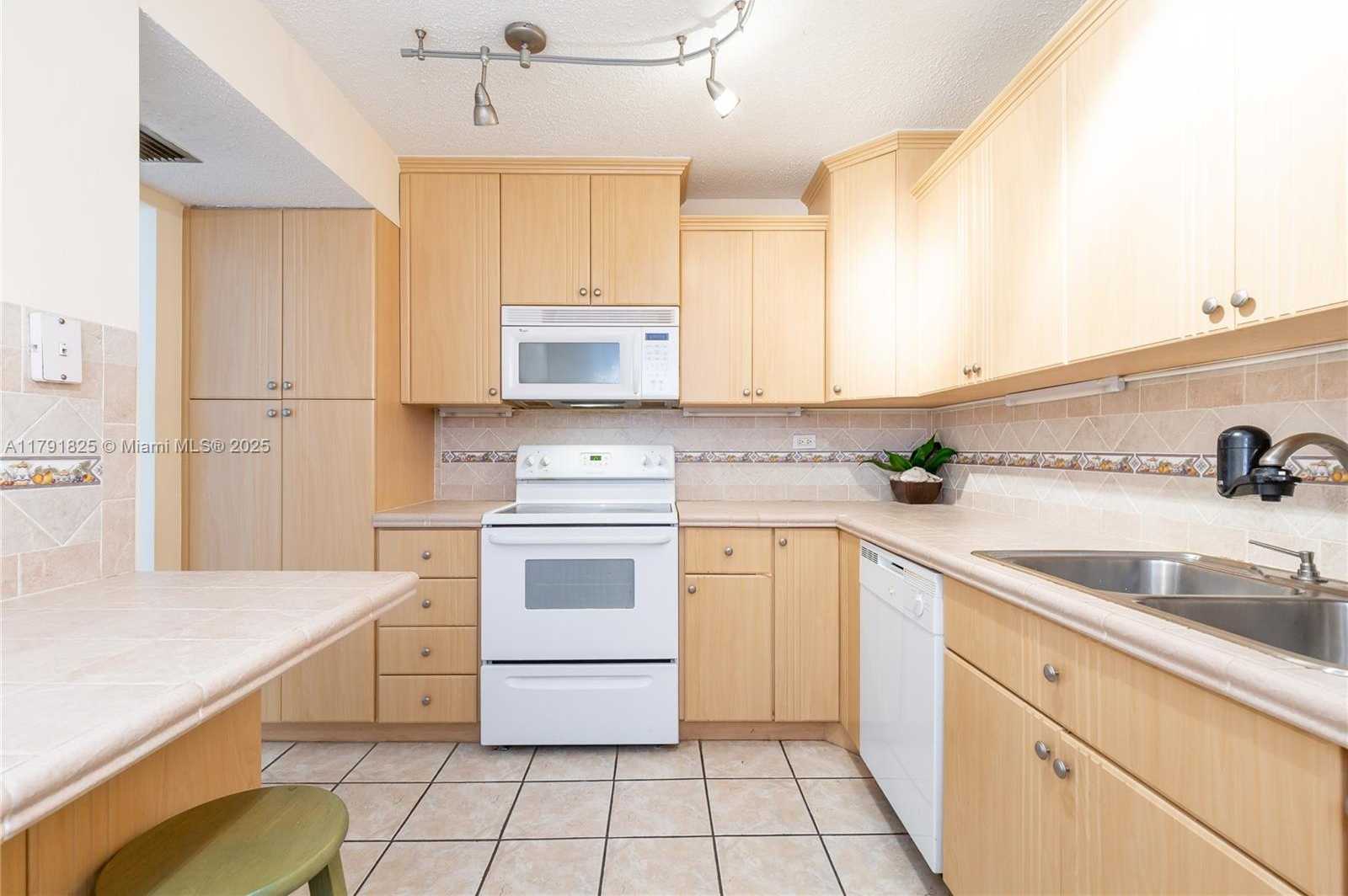 Small Image of 6039 COLLINS AVE #1112, Miami Beach Number 18