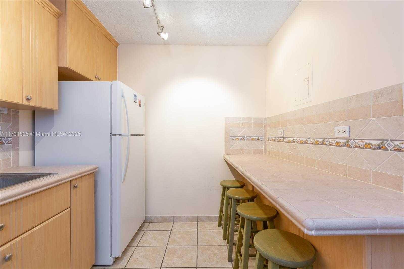 Small Image of 6039 COLLINS AVE #1112, Miami Beach Number 19