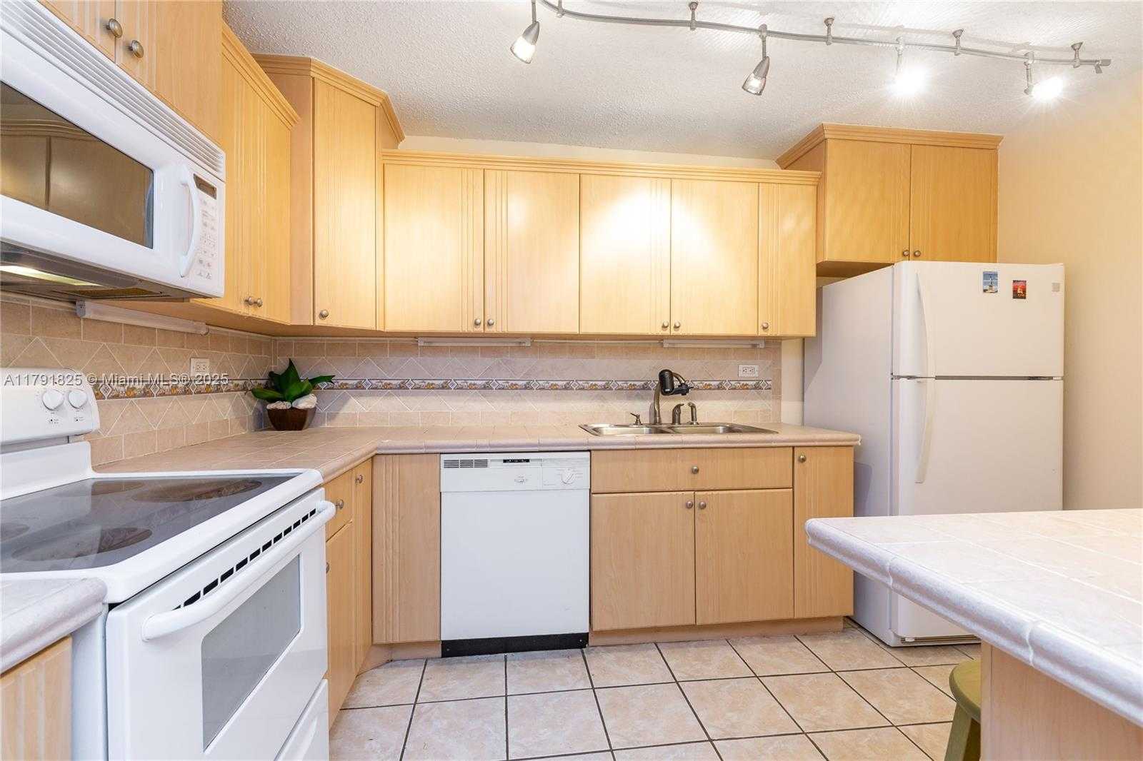 Small Image of 6039 COLLINS AVE #1112, Miami Beach Number 20