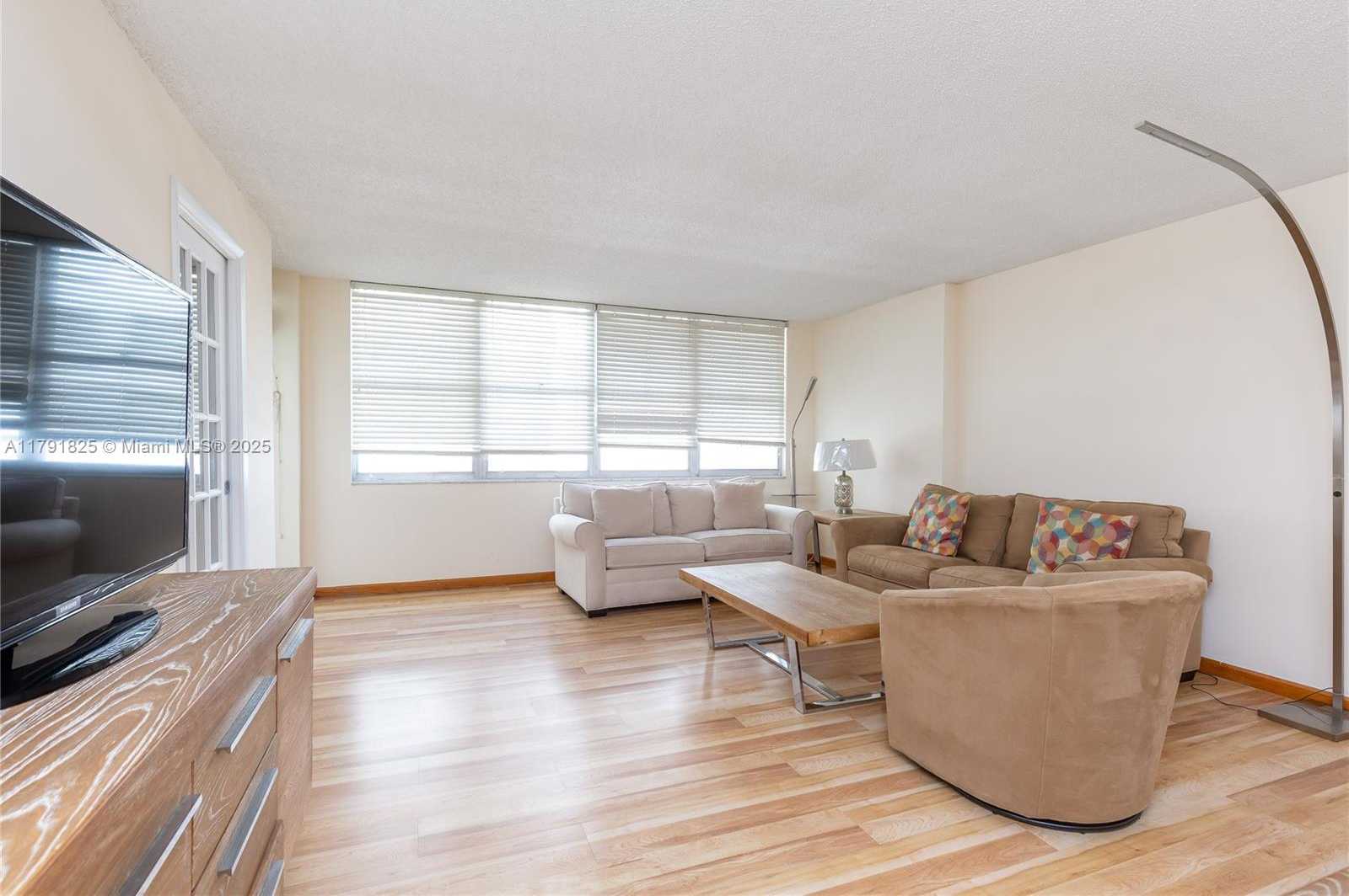 Small Image of 6039 COLLINS AVE #1112, Miami Beach Number 4