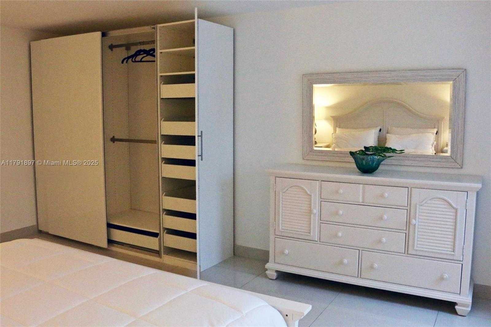 Small Image of 2301 Collins Ave, Miami Beach, FL 33139, USA Number 16
