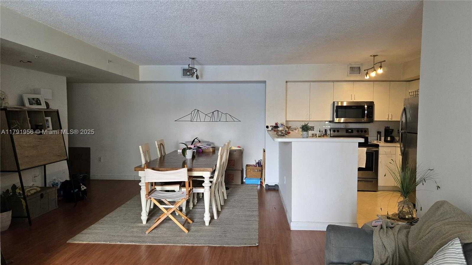 Small Image of 4560 NW 107th Ave, Doral, FL 33178, USA Number 3
