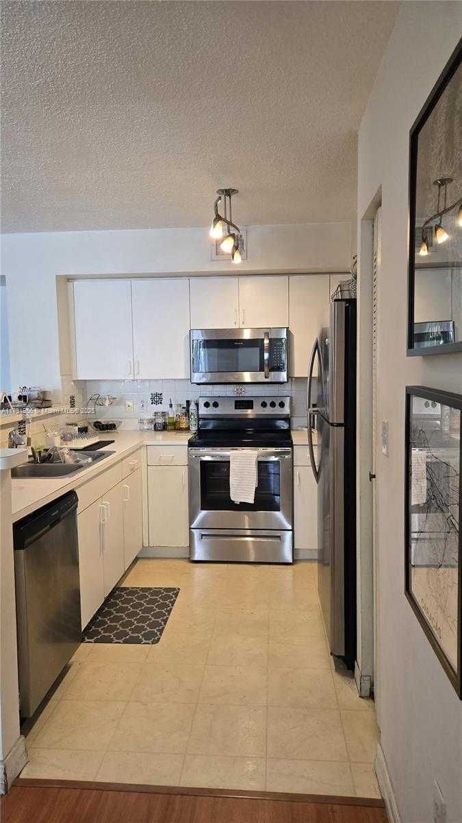 Small Image of 4560 NW 107th Ave, Doral, FL 33178, USA Number 4