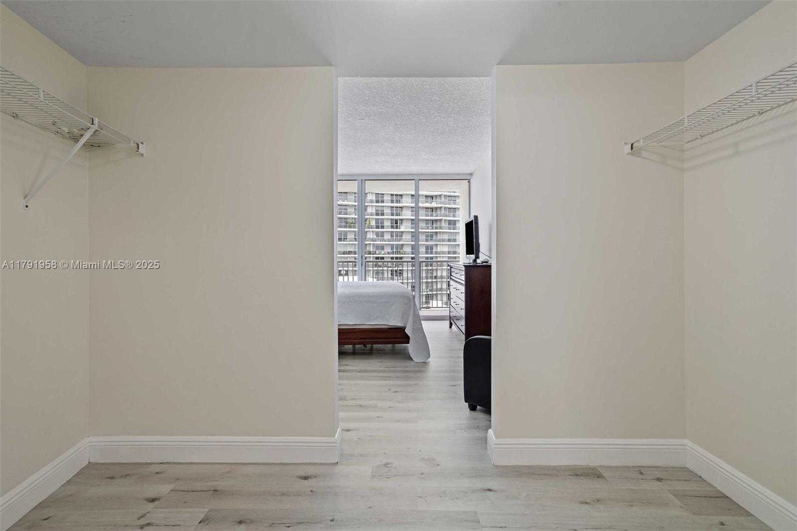 Small Image of 1750 #4005, Miami Number 5