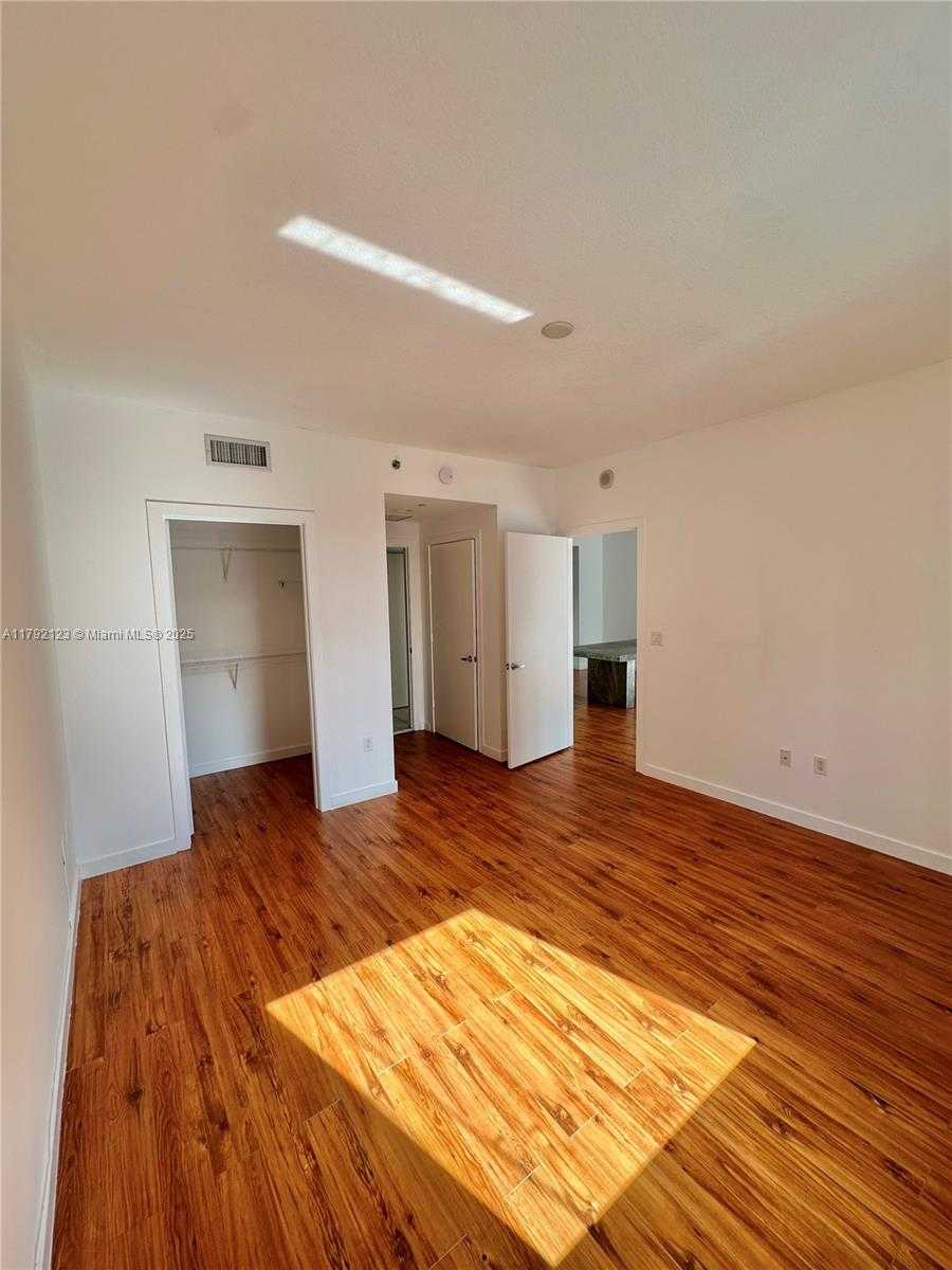 Small Image of 1060 BRICKELL AVE #3913, Miami Number 6