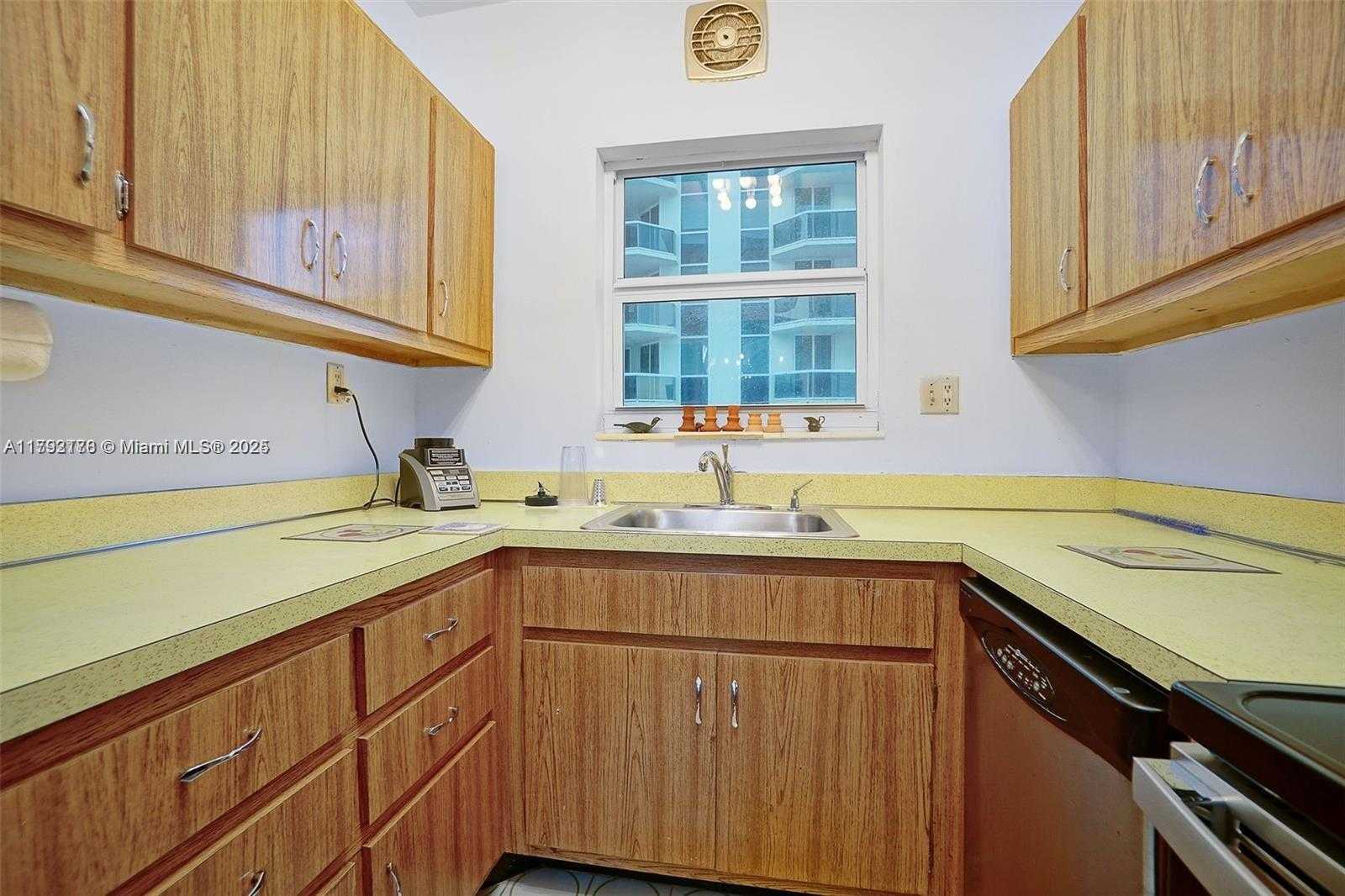Small Image of 4747 COLLINS AVE #1108, Miami Beach Number 5