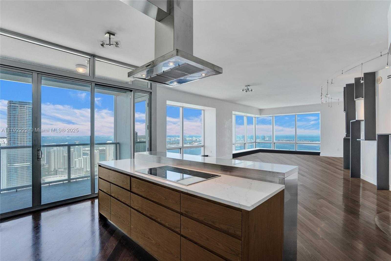 Small Image of 1425 BRICKELL AVE #62E, Miami Number 4