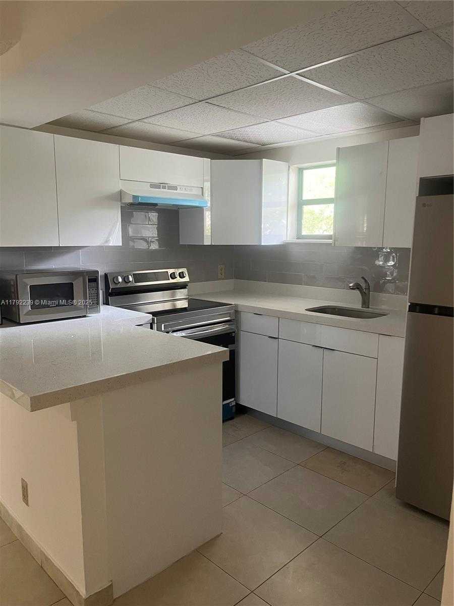 Small Image of 8290 Lake Dr, Doral, FL 33166, USA Number 3