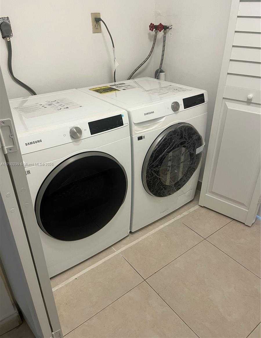 Small Image of 8290 Lake Dr, Doral, FL 33166, USA Number 4