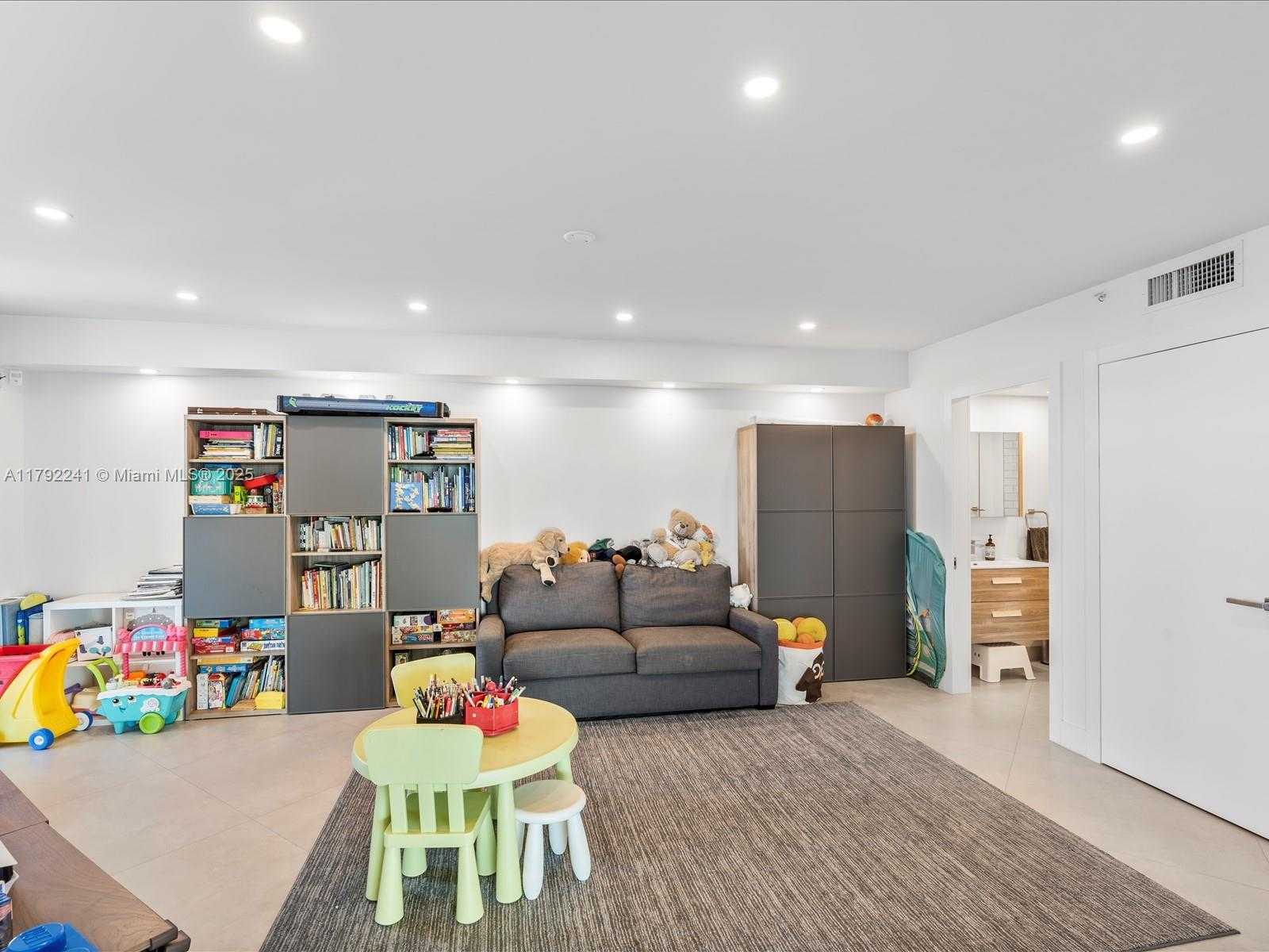 Small Image of 3370 HIDDEN BAY DR #2900, Aventura Number 24