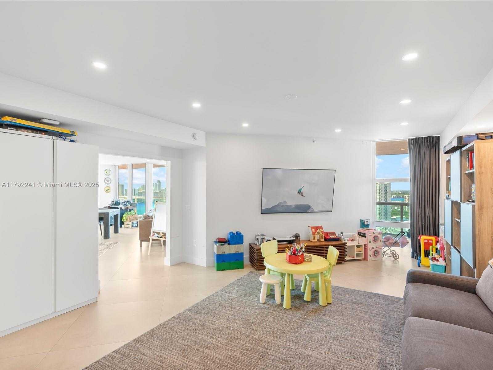 Small Image of 3370 HIDDEN BAY DR #2900, Aventura Number 25