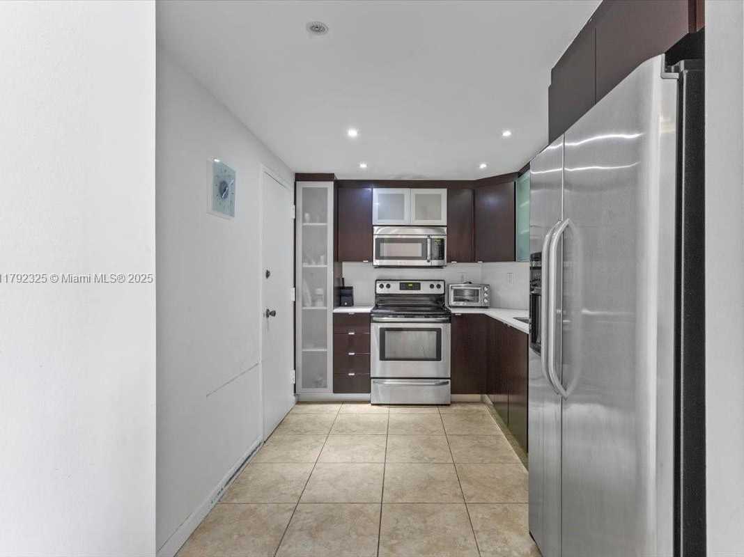 Small Image of 500 BAYVIEW DR #527, Sunny Isles Beach Number 16