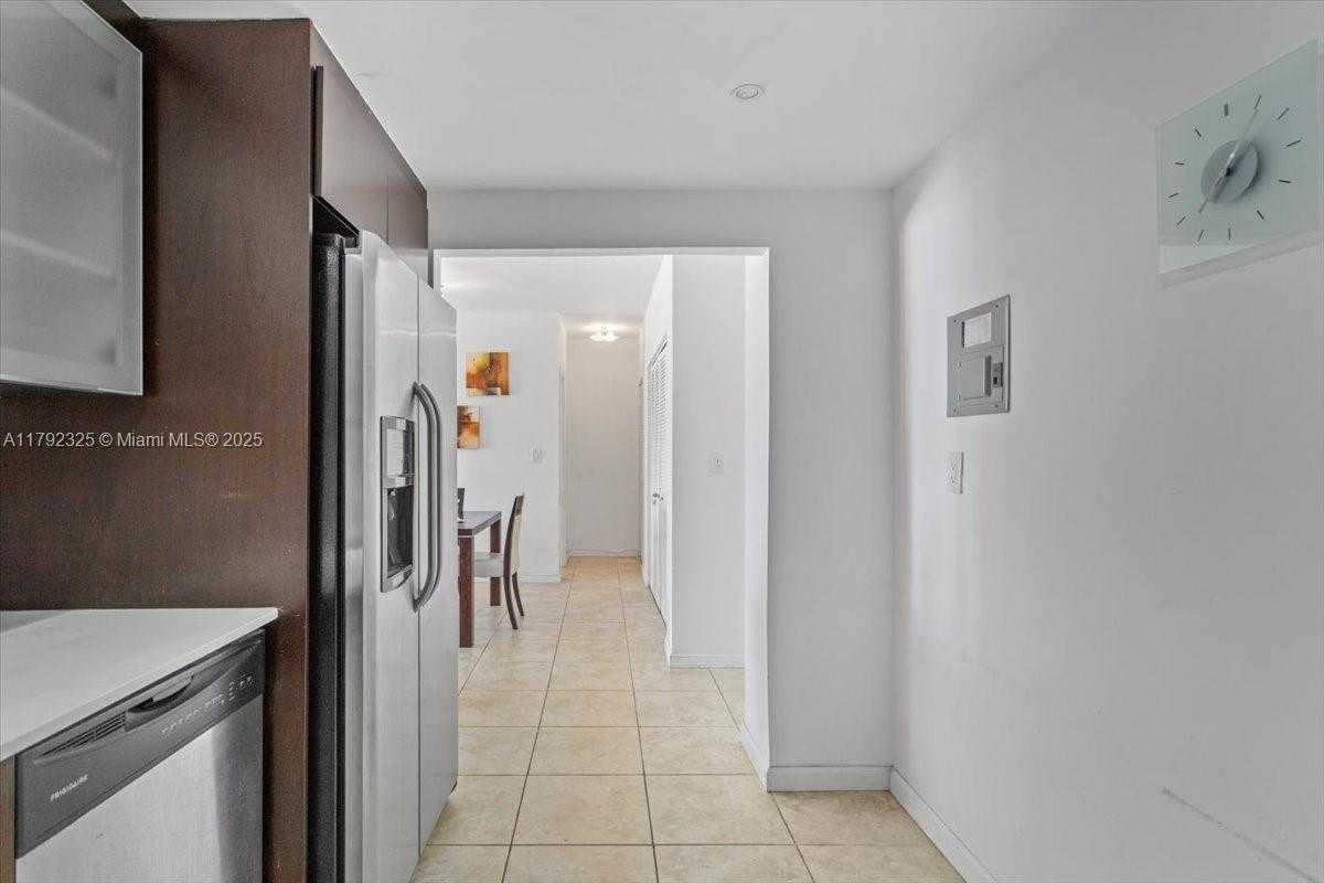 Small Image of 500 BAYVIEW DR #527, Sunny Isles Beach Number 17