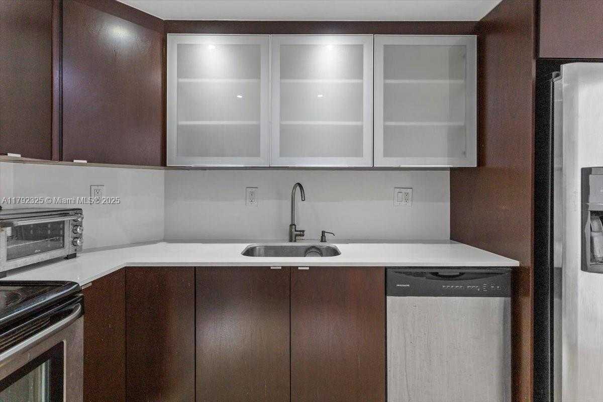 Small Image of 500 BAYVIEW DR #527, Sunny Isles Beach Number 18