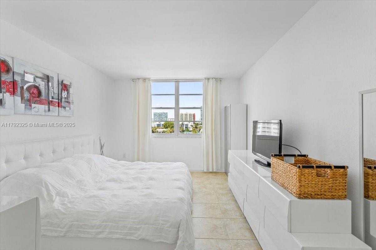 Small Image of 500 BAYVIEW DR #527, Sunny Isles Beach Number 19