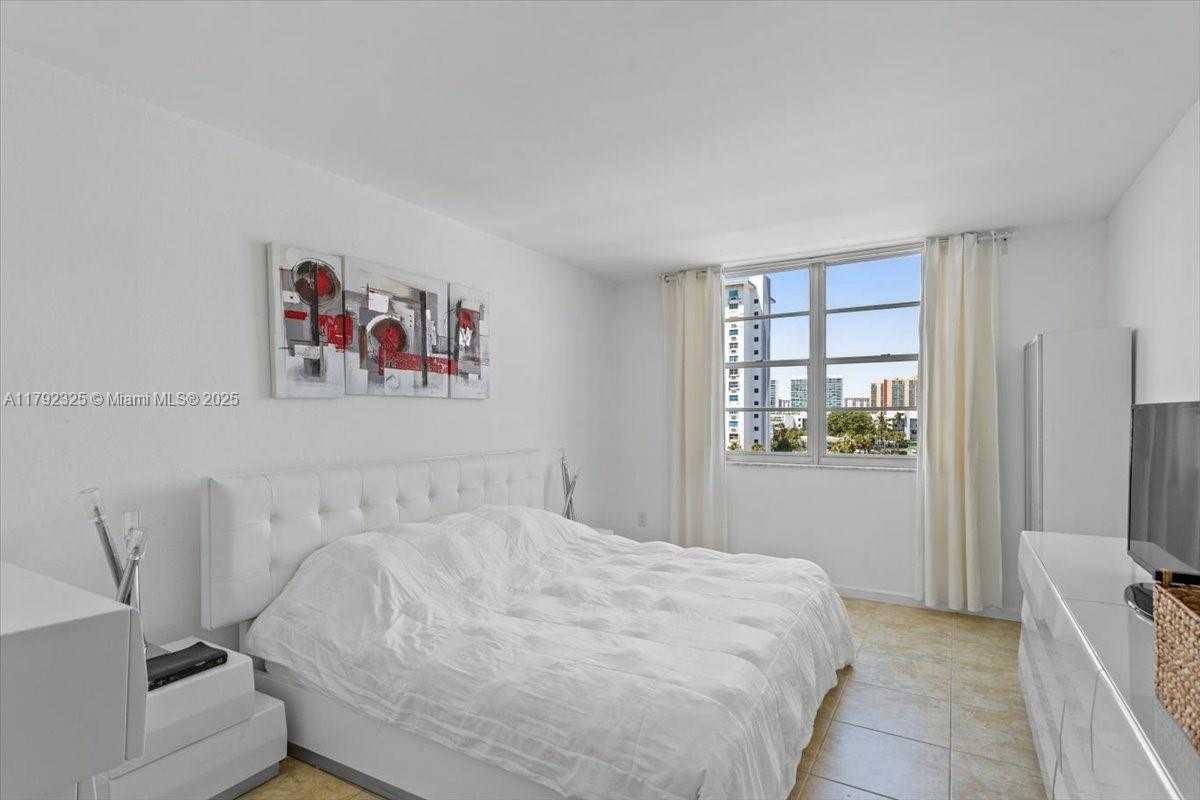 Small Image of 500 BAYVIEW DR #527, Sunny Isles Beach Number 20