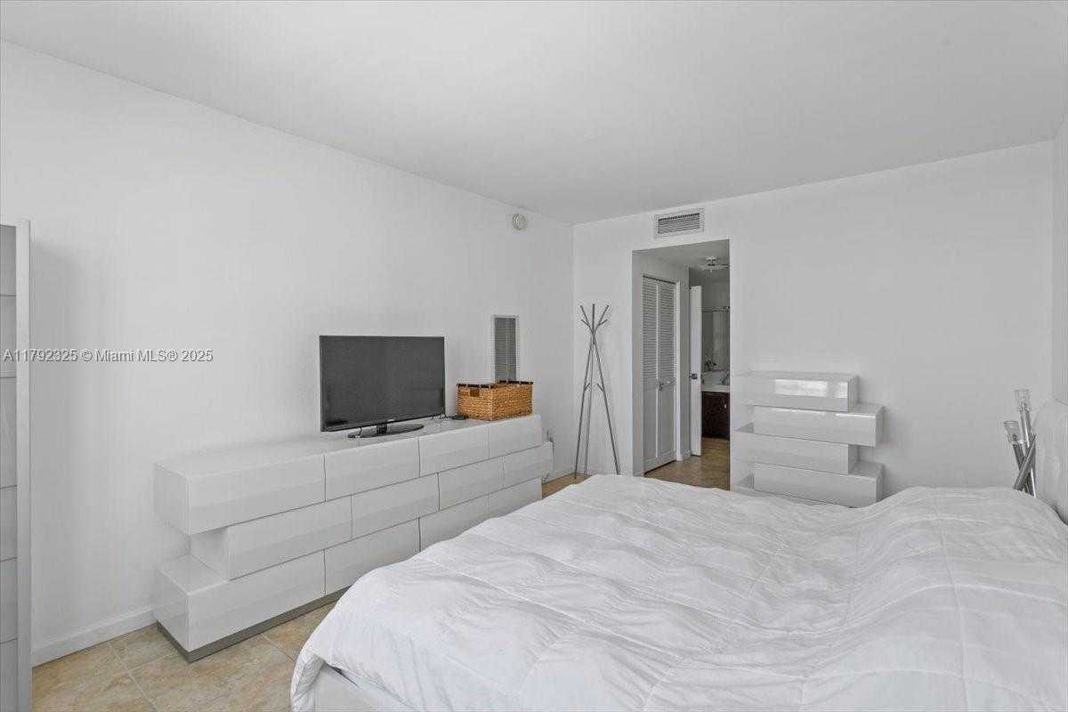 Small Image of 500 BAYVIEW DR #527, Sunny Isles Beach Number 22