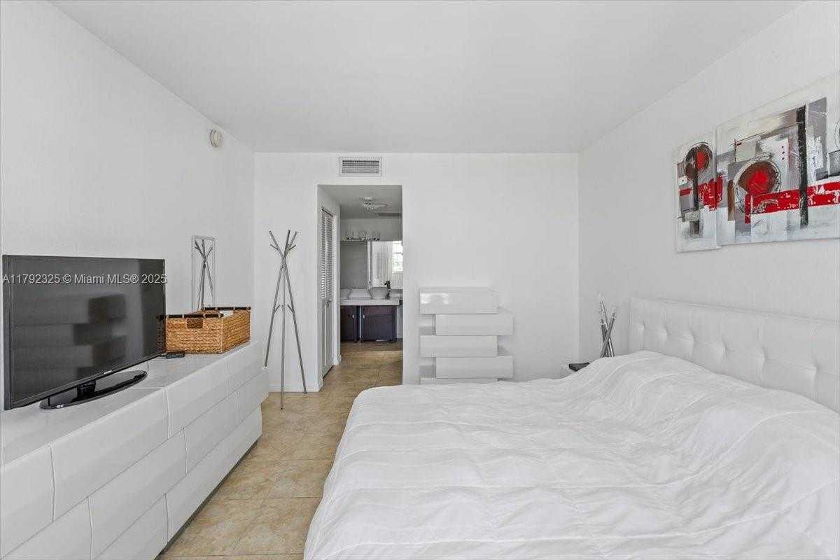 Small Image of 500 BAYVIEW DR #527, Sunny Isles Beach Number 23