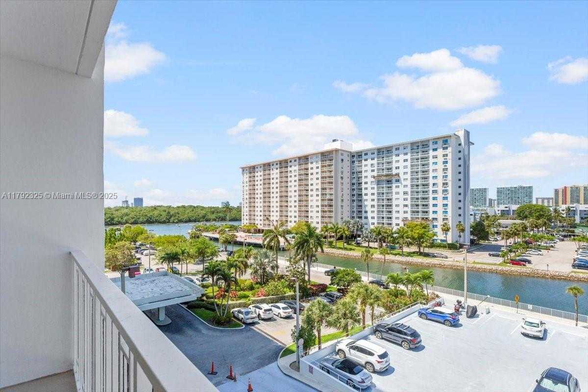Small Image of 500 BAYVIEW DR #527, Sunny Isles Beach Number 3