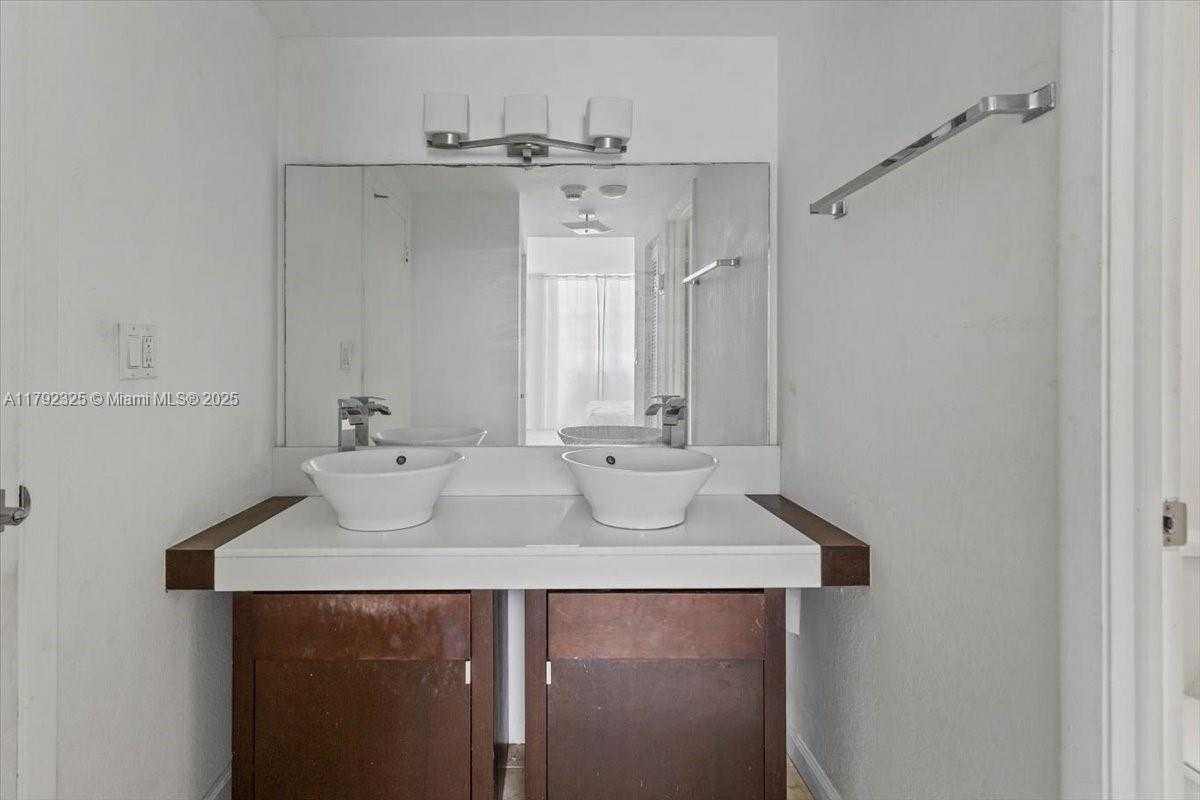 Small Image of 500 BAYVIEW DR #527, Sunny Isles Beach Number 31