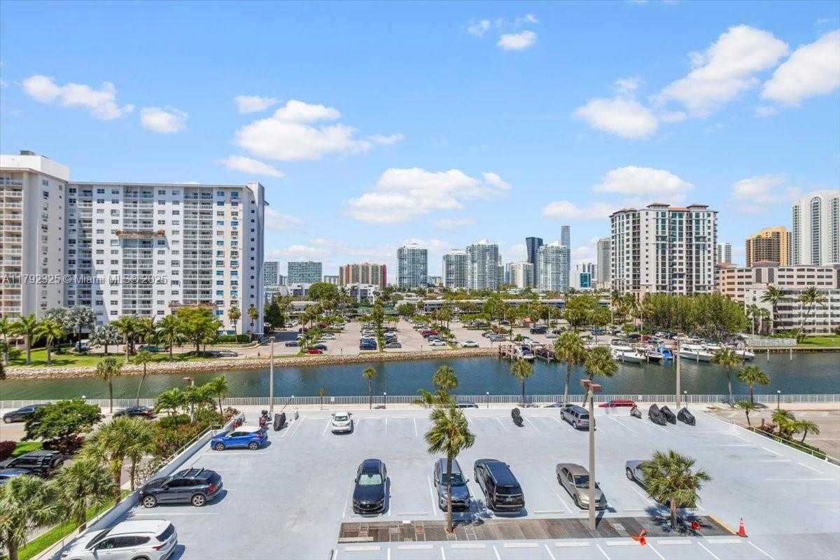 Small Image of 500 BAYVIEW DR #527, Sunny Isles Beach Number 4