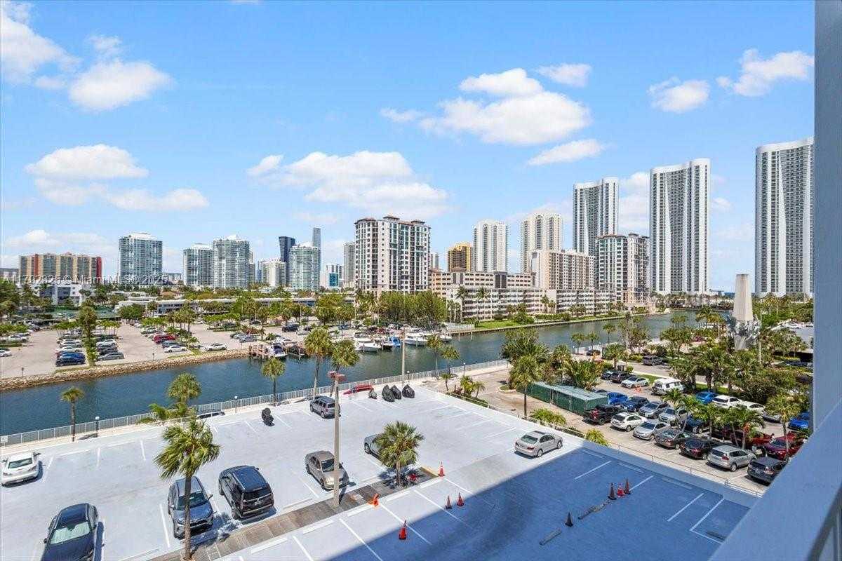 Small Image of 500 BAYVIEW DR #527, Sunny Isles Beach Number 5