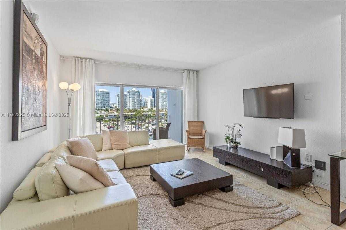 Small Image of 500 BAYVIEW DR #527, Sunny Isles Beach Number 6