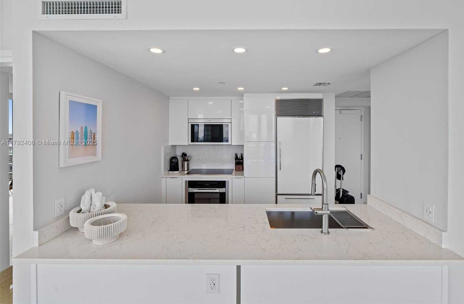 Small Image of 6000 INDIAN CREEK DR #18A, Miami Beach Number 4