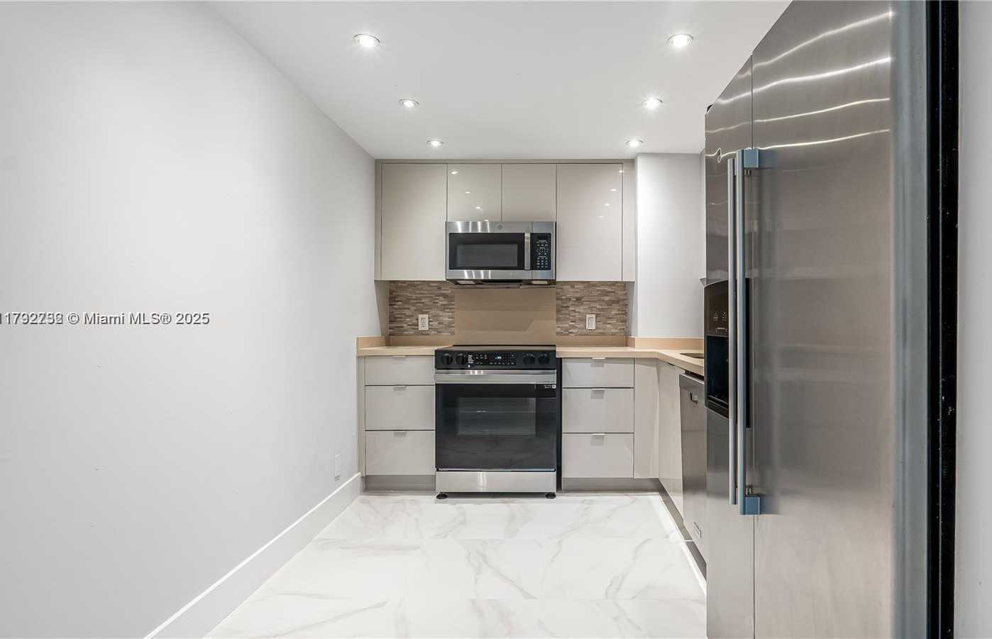 Small Image of 100 BAYVIEW DR #829, Sunny Isles Beach Number 12