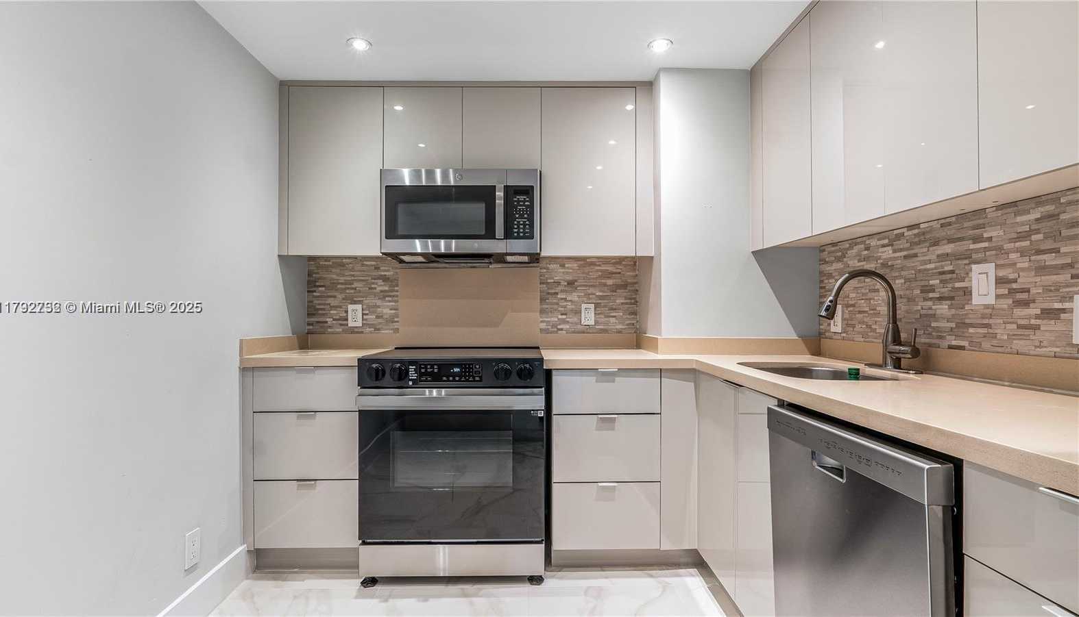 Small Image of 100 BAYVIEW DR #829, Sunny Isles Beach Number 13