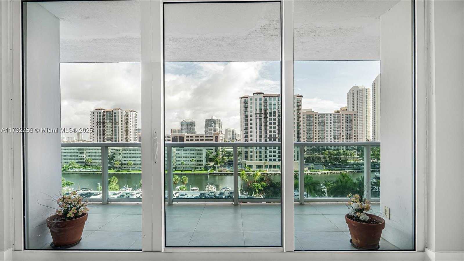 Small Image of 100 BAYVIEW DR #829, Sunny Isles Beach Number 16