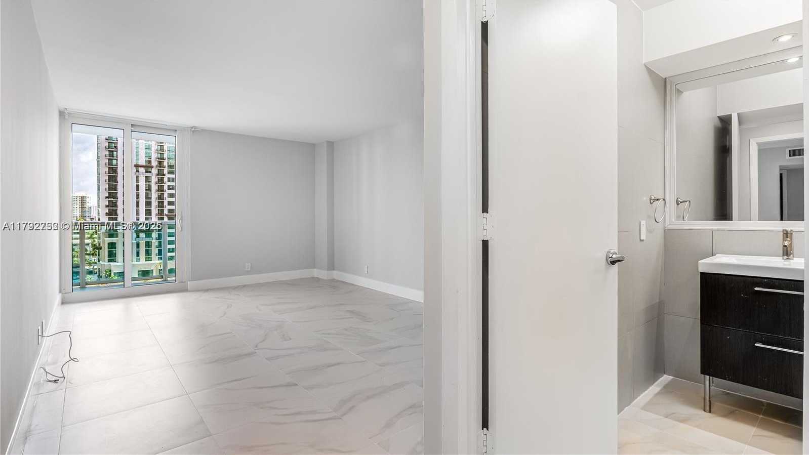 Small Image of 100 BAYVIEW DR #829, Sunny Isles Beach Number 29