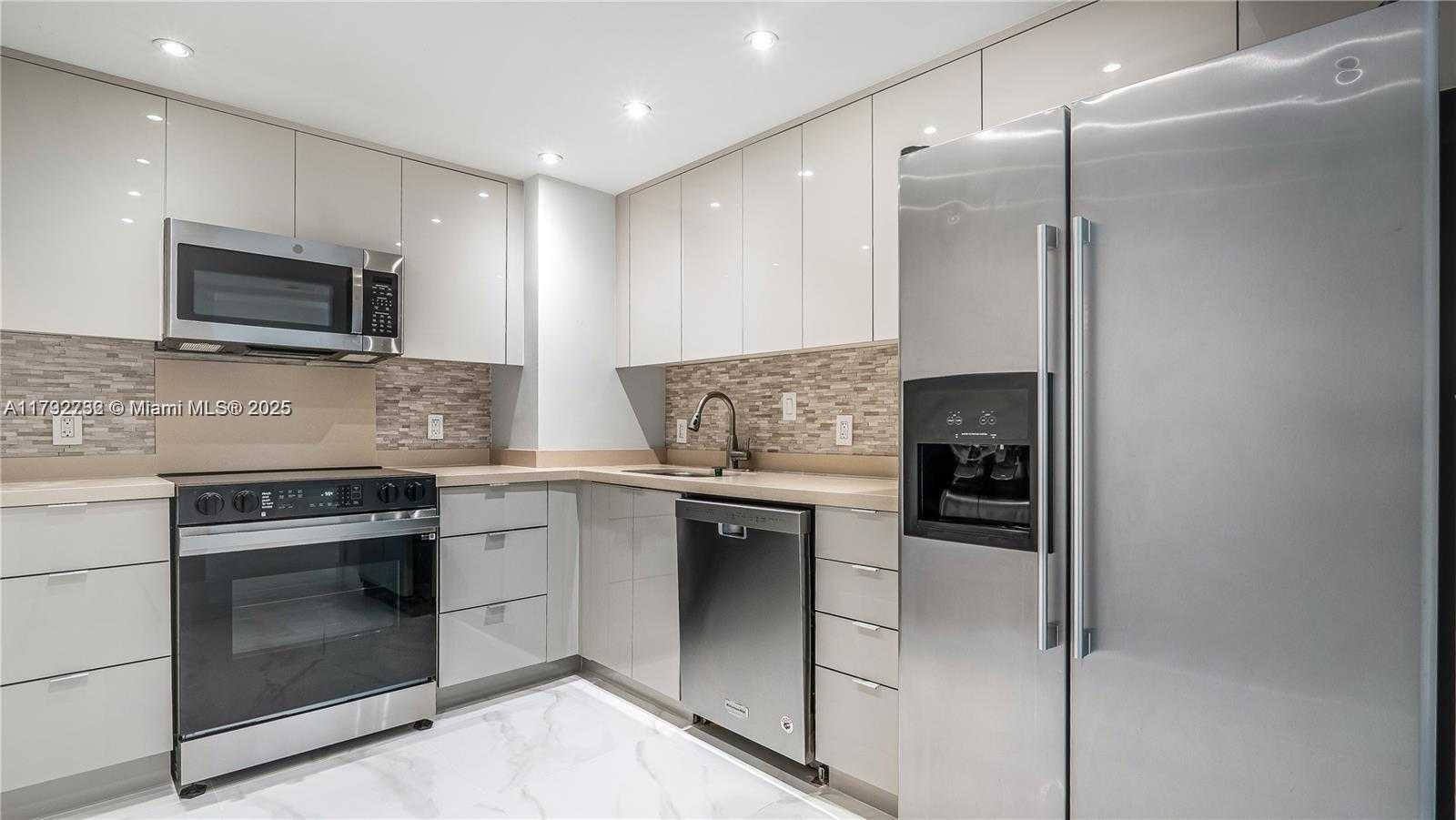 Small Image of 100 BAYVIEW DR #829, Sunny Isles Beach Number 3