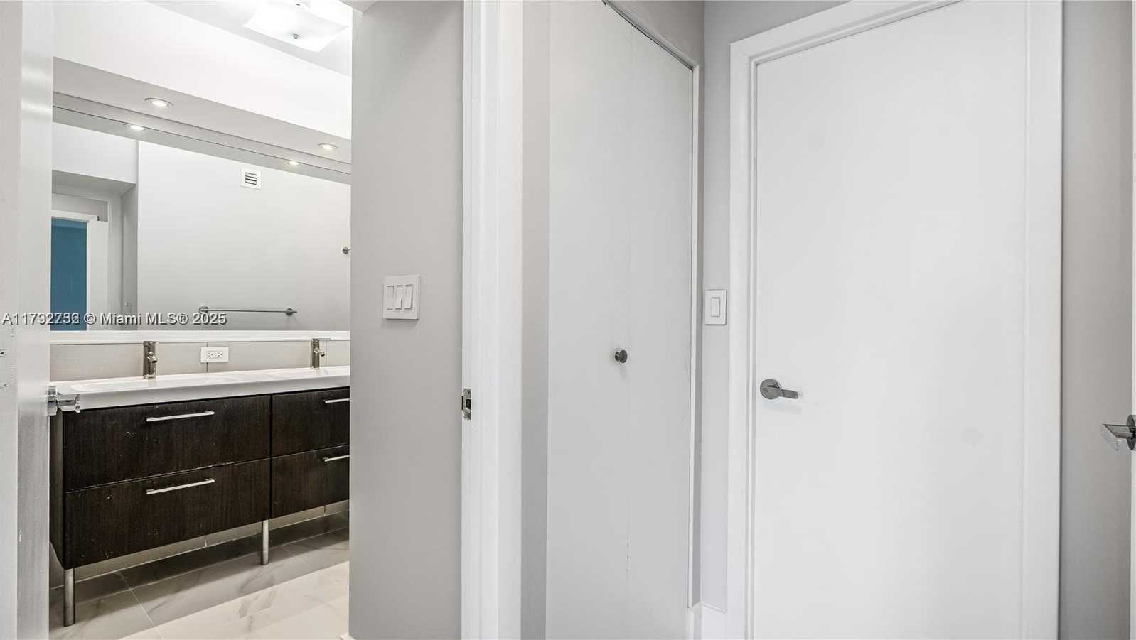 Small Image of 100 BAYVIEW DR #829, Sunny Isles Beach Number 31