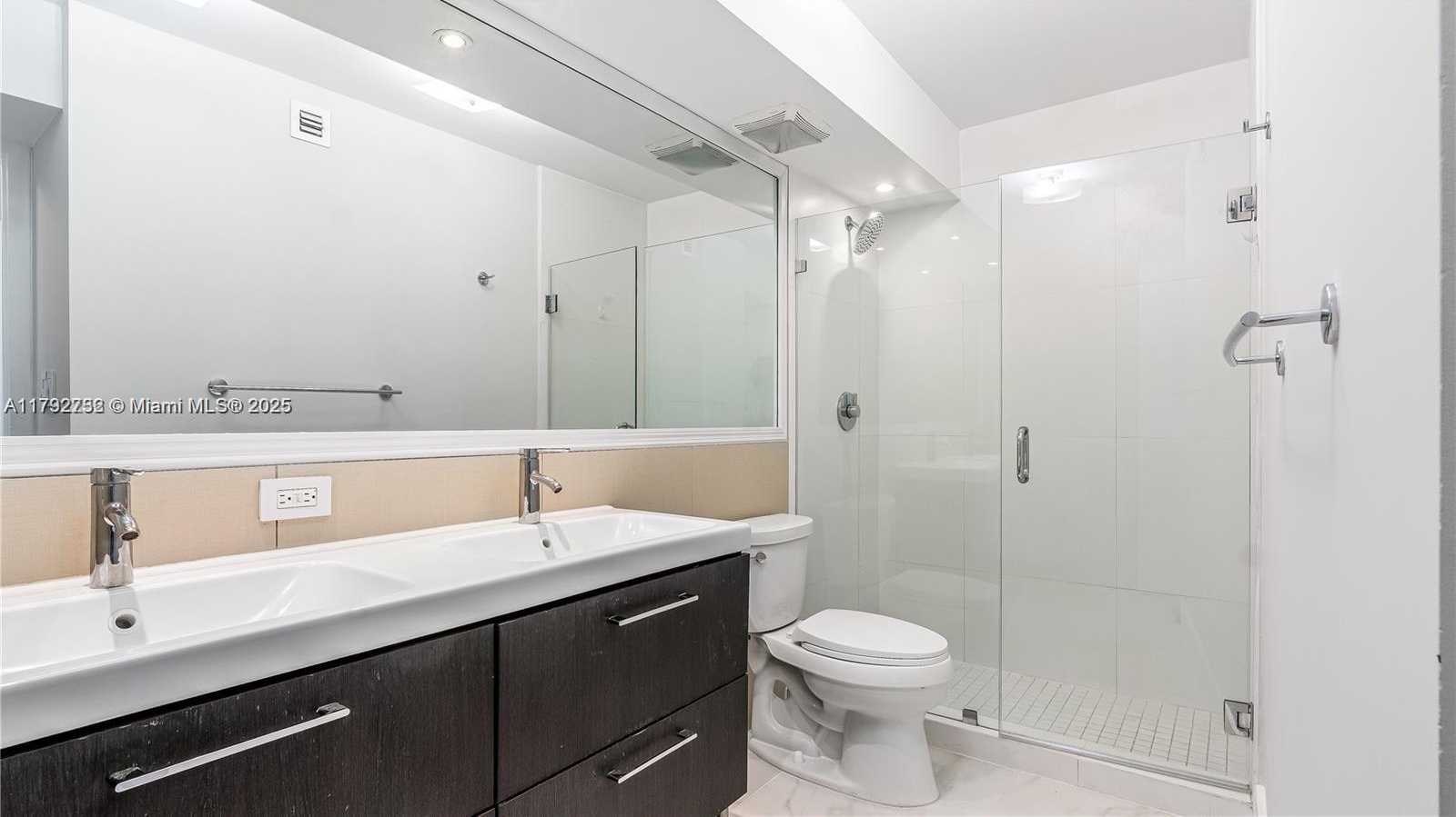 Small Image of 100 BAYVIEW DR #829, Sunny Isles Beach Number 5