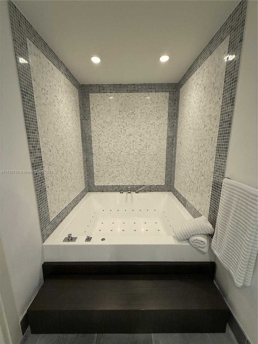 Small Image of 200 BISCAYNE BOULEVARD WAY #4911, Miami Number 13