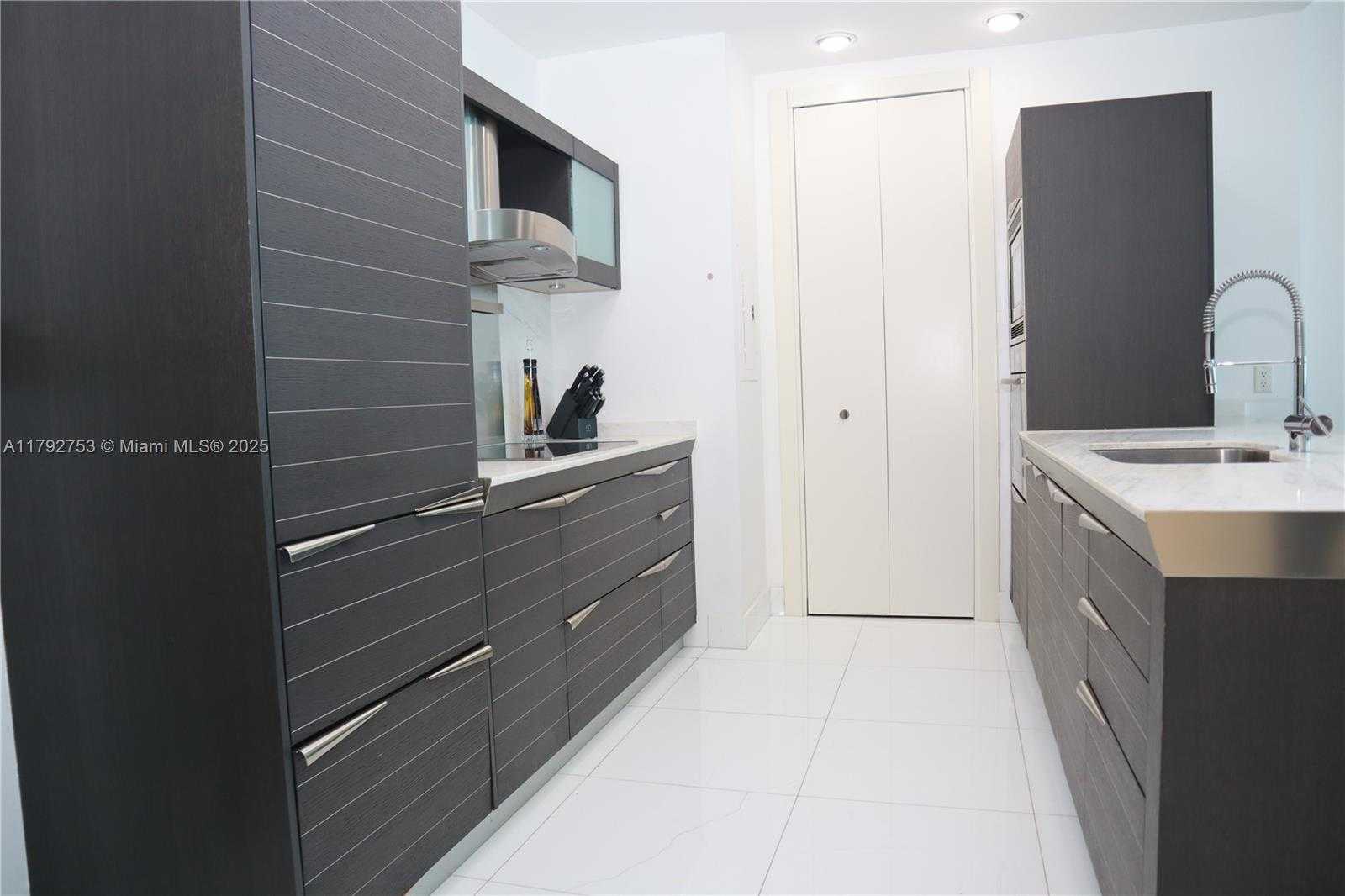 Small Image of 200 BISCAYNE BOULEVARD WAY #4911, Miami Number 18