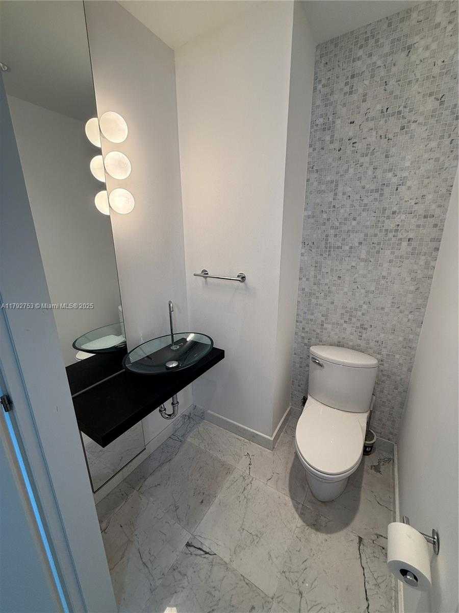 Small Image of 200 BISCAYNE BOULEVARD WAY #4911, Miami Number 21