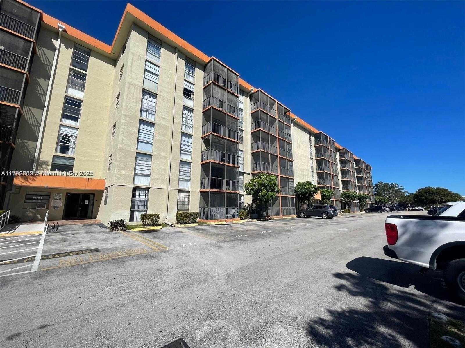 Small Image of 16950 WEST DIXIE HWY #A-427, North Miami Beach Number 3