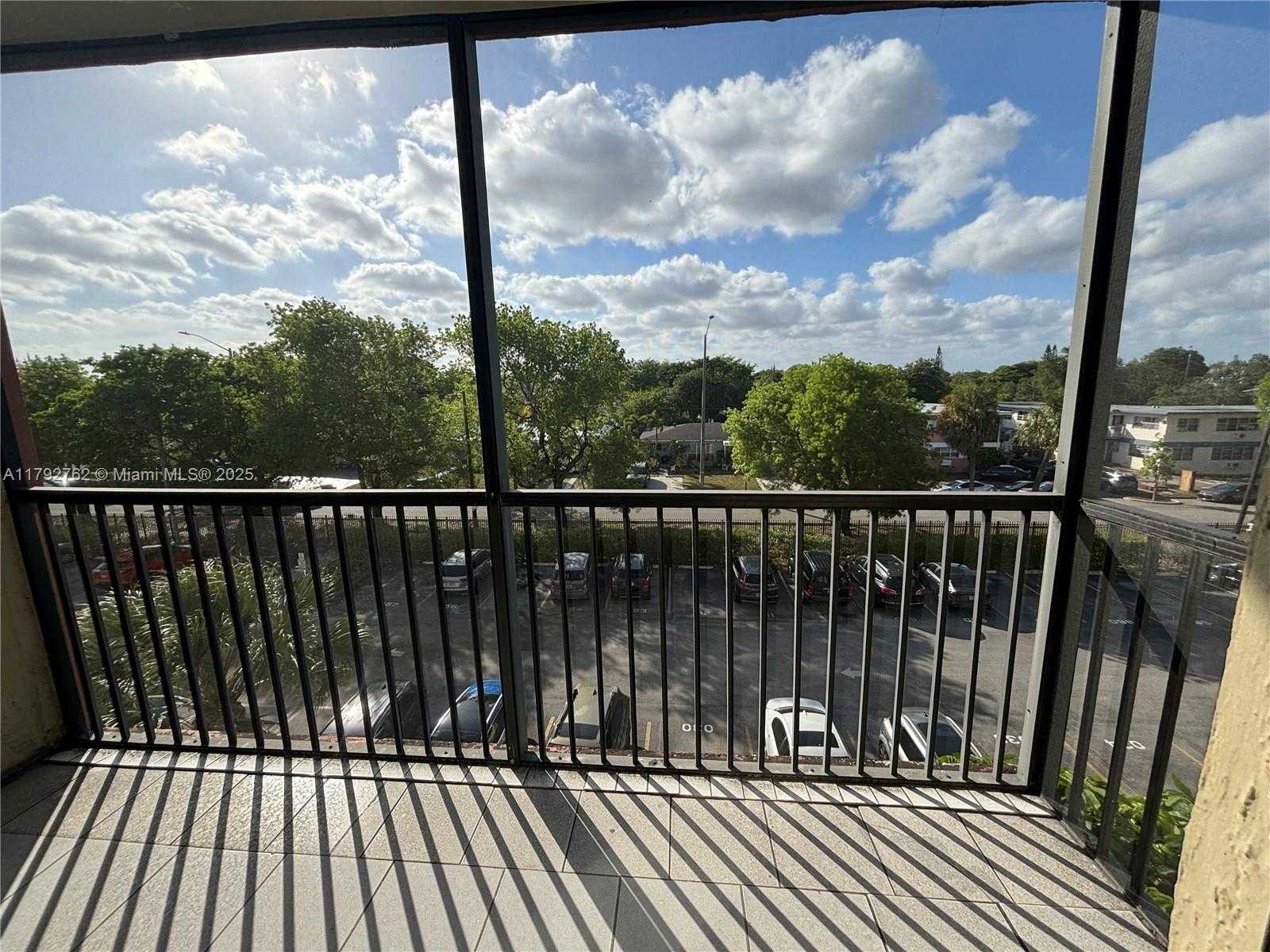 Small Image of 16950 WEST DIXIE HWY #A-427, North Miami Beach Number 4