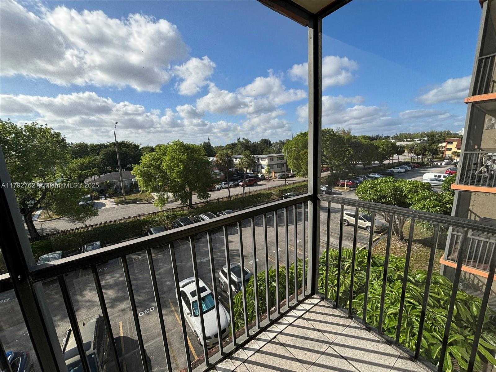 Small Image of 16950 WEST DIXIE HWY #A-427, North Miami Beach Number 5