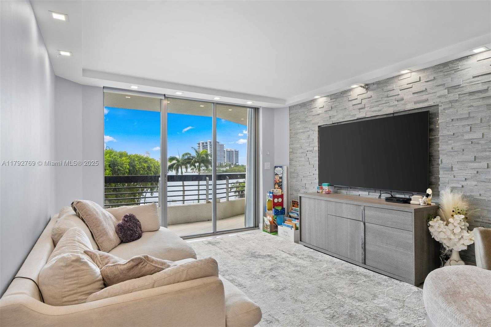 Small Image of 3530 MYSTIC POINTE DR #411, Aventura Number 5