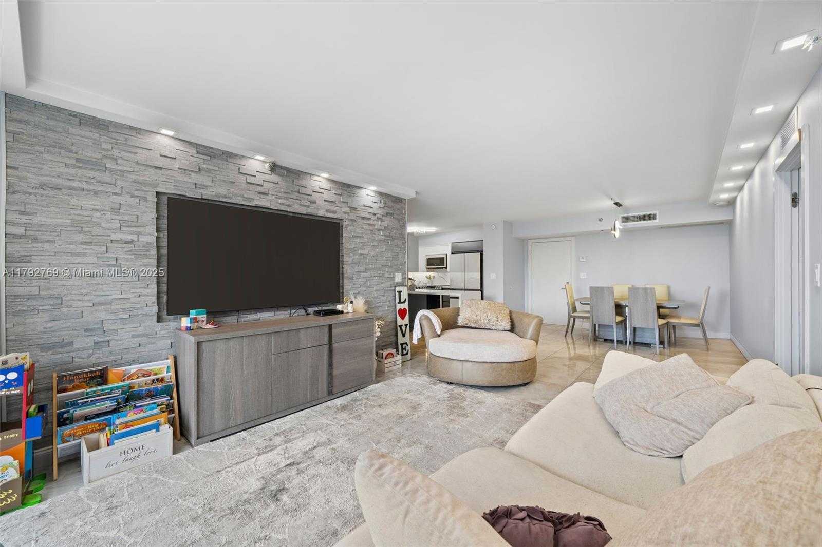 Small Image of 3530 MYSTIC POINTE DR #411, Aventura Number 6